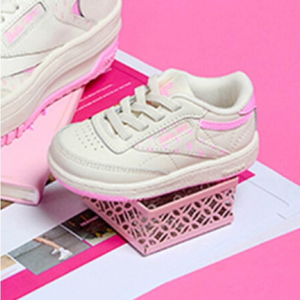 • Reebok x Barbie • Little girls Sneaker White and Pink
9